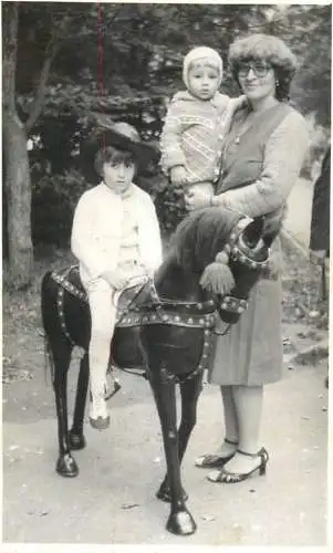 Romania souvenir photo 1988 cute girl posing on horse 9 x 13 cm