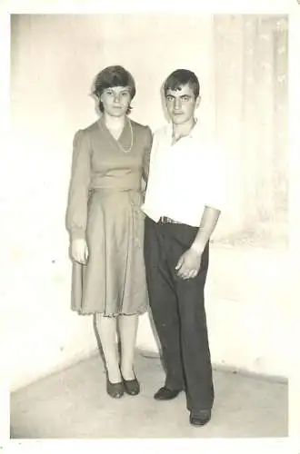 Romania souvenir couple posing photo Vasile Cisnadie 1984, 9 x 13 cm