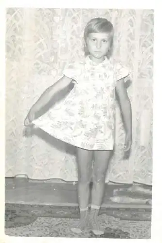 Romania souvenir photo cute girl posing 9 x 13 cm