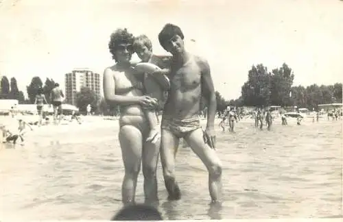 Romania souvenir photo anonymous persons family seaside souvenir  9 x 14 cm
