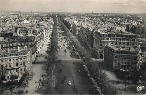 France Paris L'Avenue des Champs-Elysees vue de l'Arc de Triomphe