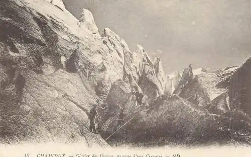 France Chamonix Glacier des Bossons passage d'une crevasse