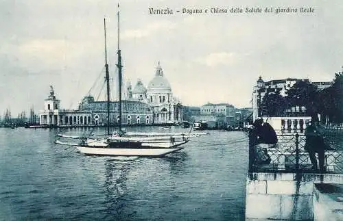 Venezia (Venice) Dogana e Chiesa della Salute dal giardino Reale