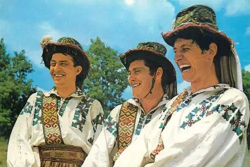 Romania Curtea de Arges - tineri in port popular
