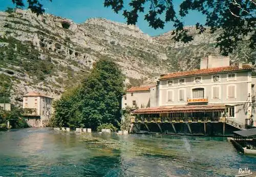 France Fontaine de Vaucluse La Sorgue et l'Hotel de Chateau