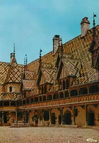 France Beaune (Cote d'Or) Hostel Dieu main courtyard, corner of the cloister, the well