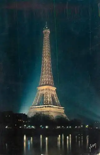 France Paris Tour Eiffel illumine vue de nuit