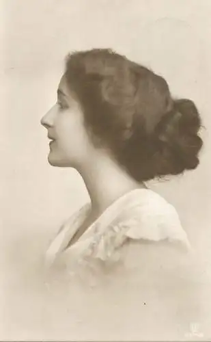 Woman coiffure 1911