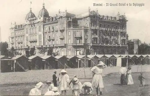 Italia Rimini Grand Hotel e la Spiaggia animata