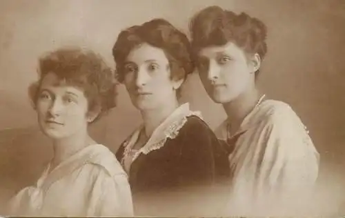 Photographic postcard women souvenir 1919