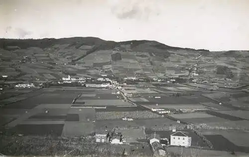 Photographic postcard to identify landscape