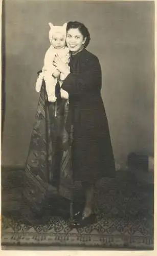 Family photographic souvenir postcard Romania 1943