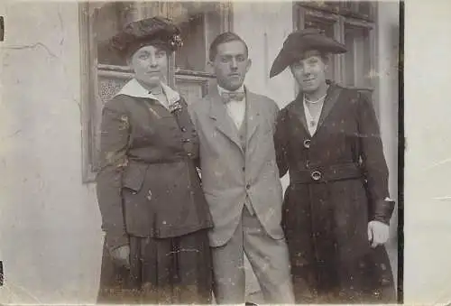 Photographic postcard family souvenir photo 1920
