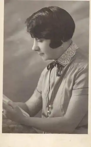 Photographic postcard woman portrait 1925