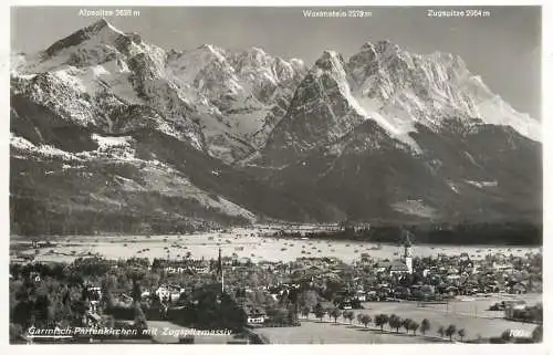 Germany Garmisch-Partenkirchen mit Zugspitzmassiv Panorama