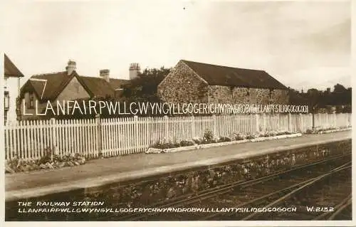 Wales Llanfairpwllgwyngyllgogerychwyrndrobwllllantysiliogogogoch railway station