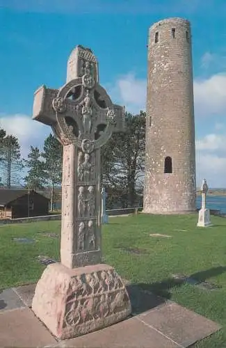 Ireland Clonmacnois, Offlay High Cross and Round Tower