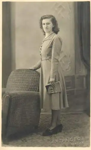 Anonymous persons woman posing studio Artphoto Virton