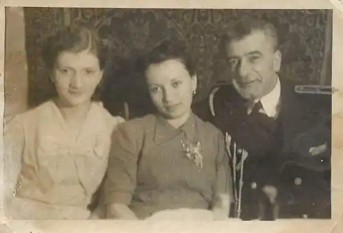 Anonymous persons military family souvenir foto