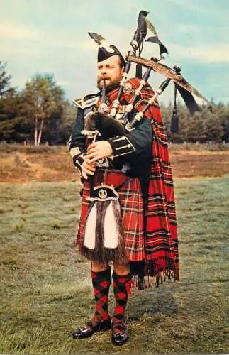 Scotland bagpiper