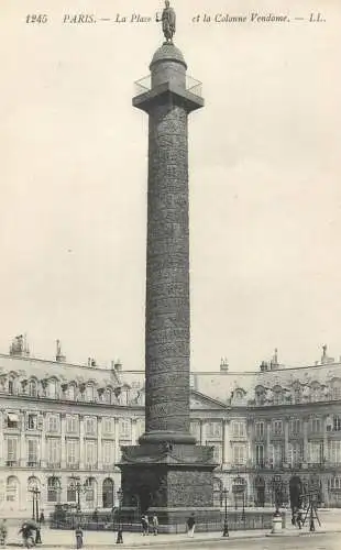 France Paris la place et la Colonne Vendome
