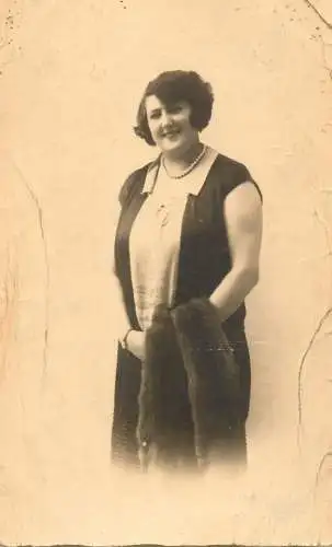 Social history annonymous persons souvenir photo elegance pearls