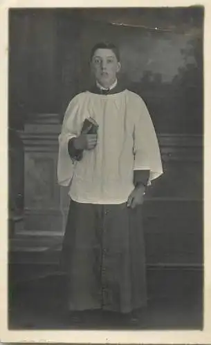 Social history annonymous persons souvenir photo confirmation