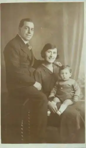 Social history annonymous persons souvenir photo elegance family