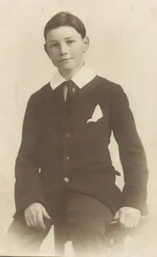 Social history annonymous persons souvenir photo elegance haircut