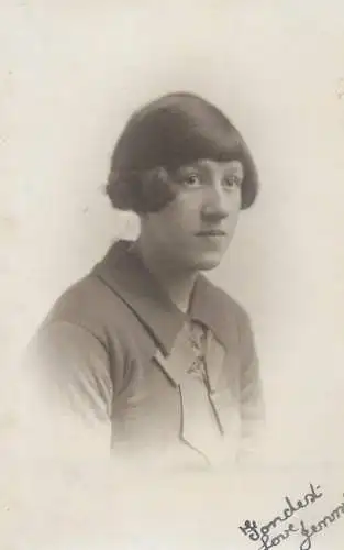 Social history annonymous persons souvenir photo woman coiffure
