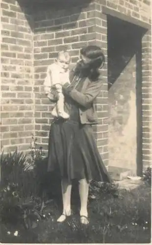 Social history annonymous persons souvenir photo elegant mother and baby