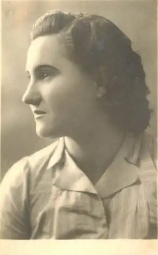 Romania young lady souvenir photo postcard studio Keresztes Brasov 1943