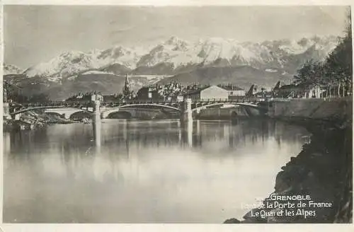 France Grenoble quai et les alpes