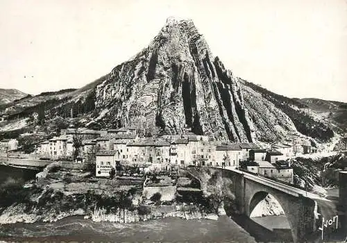 France Sisteron la Durance et le rocher de la Baume