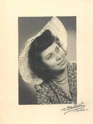 Anonymous persons woman with hat chapeau portrait Mons