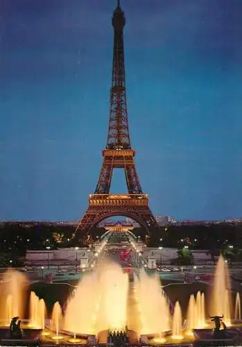 France Paris Tour Eiffel & Parvivs du Palais Chaillot vue de nuit