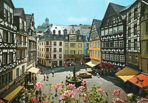 Germany Cochem an der Mosel Marktplatz mit St Martinsbrunnen und Burg Cochem