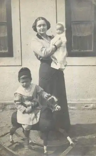 Romania social history souvenir photo postcard 1915 family in the yard