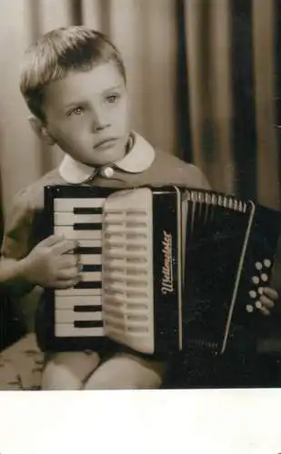Photograph boy with accordeon