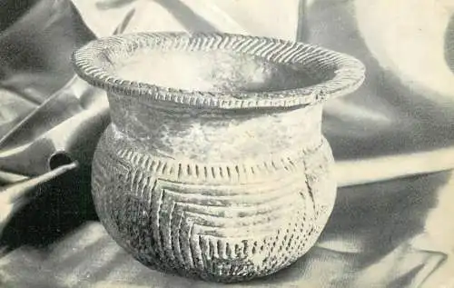 Romania Zalau Muzeul Raional - vas de lut de la inceputul epocii bronzului