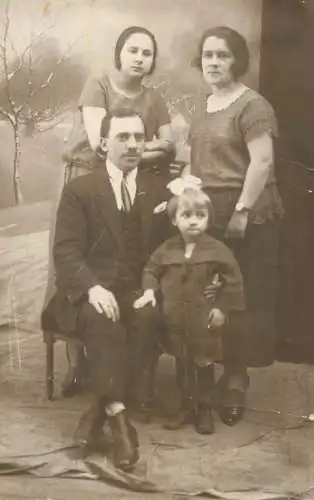 Real photo social history souvenir elegant family Moinesti foto Strulescu