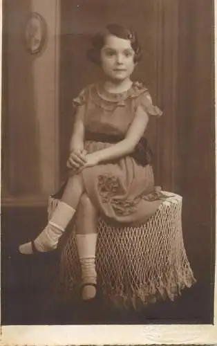 Real photo social history souvenir elegant small girl coiffure