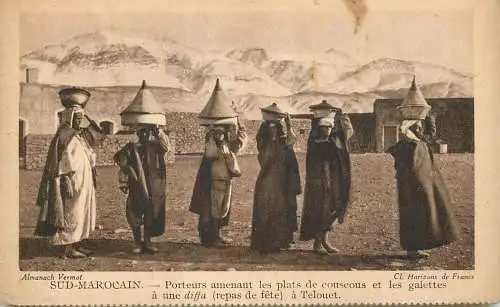 Sud Marocain types et scenes - Porteurs amenant les plats de couscous et les galettes a une diffa a Telouet