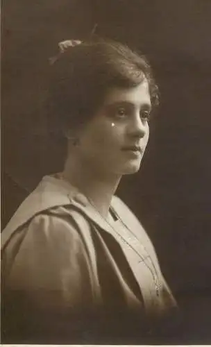 Real photo elegant lady coiffure 1918