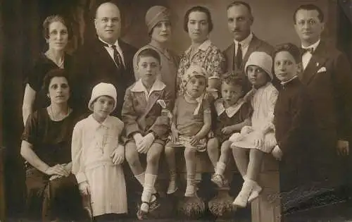 Real photo 1928 family portrait elegance high class