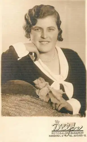 Social history anonymous persons portrait souvenir photo elegance coiffure
