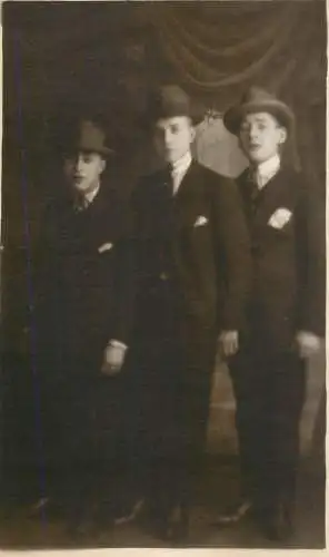 Social history anonymous persons portrait souvenir photo elegant mem