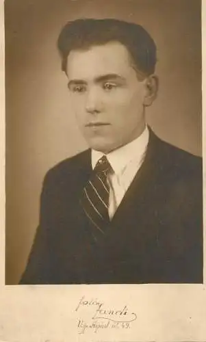 Social history anonymous persons portrait souvenir photo elegant man