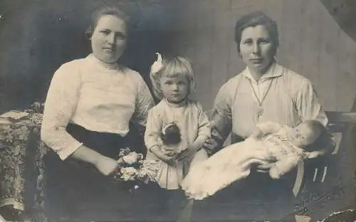 Social history anonymous persons portrait souvenir family portrait