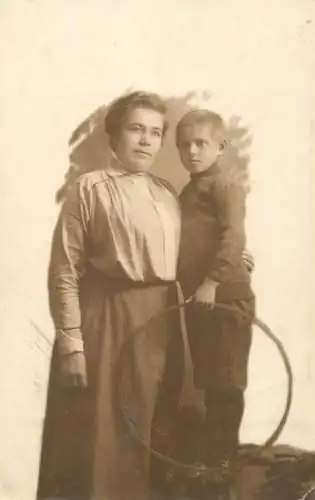 Social history anonymous persons portrait souvenir mother and child Braun Menyhert